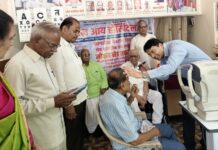 जागतिक नेत्रदान दिनानिमित्त डॉक्टर भालचंद्र नेत्र स्मृती दिवस साजरालातूर, दि. १० जून : ज्येष्ठ नागरिक संघ व विमल आय हॉस्पिटल, लातूर यांच्या संयुक्त विद्यमाने जागतिक नेत्रदान दिनानिमित्त डॉक्टर भालचंद्र नेत्र स्मृती दिवस साजरा करण्यात आला. यानिमित्त आयोजित करण्यात आलेल्या मोफत नेत्र तपासणी शिबिरास ज्येष्ठ नागरिकांचा उत्स्फूर्त प्रतिसाद लाभला.कार्यक्रमाच्या अध्यक्षस्थानी ज्येष्ठ नागरिक संघाचे उपाध्यक्ष डॉ. काशिनाथराव सलगर होते. प्रमुख अतिथी म्हणून विमल आय हॉस्पिटलचे डॉ. दत्तात्रय शिंदे, ममता हॉस्पिटलचे डॉ. मधुकरराव कुलकर्णी तसेच डॉ. सी. एन. जोशी उपस्थित होते.यावेळी मार्गदर्शन करताना डॉ. दत्तात्रय शिंदे यांनी नेत्रदान चळवळीबाबत जनजागृतीची आवश्यकता अधोरेखित केली. नेत्रदान चळवळ काही प्रमाणात थंडावली असून तरुणांनी या चळवळीत सक्रिय सहभाग घ्यावा, असे आवाहन त्यांनी केले. एका व्यक्तीच्या नेत्रदानामुळे दोन व्यक्तींना दृष्टी मिळू शकते. मात्र समाजात डोळ्यांविषयी असलेल्या अंधश्रद्धांमुळे अनेकजण नेत्रदानासाठी पुढे येत नसल्याची खंत त्यांनी व्यक्त केली.डॉ. मधुकरराव कुलकर्णी यांनी आपल्या मनोगतात डॉक्टर भालचंद्र यांच्या सहवासातील आठवणींना उजाळा दिला. त्यांचा जन्म आणि निधनाचा दिवस १० जून हाच असल्याचे सांगून त्यांनी डॉक्टर भालचंद्र यांच्या कार्याचा गौरव केला. लातूर येथे त्यांचे शिक्षण झाले असून वैद्यकीय अधिकारी म्हणून त्यांनी उत्कृष्ट सेवा बजावली. प्रेमळ स्वभाव, अचूक निदान आणि रुग्णसेवेतील तत्परता ही त्यांच्या कार्याची वैशिष्ट्ये होती. परभणी, नाशिक, धाराशिवसह विविध भागांत त्यांनी लाखो नेत्रशस्त्रक्रिया केल्या असल्याचे त्यांनी सांगितले.डॉ. सी. एन. जोशी यांनीही डॉक्टर भालचंद्र यांच्या कार्याचे कौतुक करत त्यांच्या स्मृतींना उजाळा दिला.कार्यक्रमाचा अध्यक्षीय समारोप डॉ. काशिनाथराव सलगर यांनी केला. यावेळी आयोजित मोफत नेत्र तपासणी शिबिरात ५५ ज्येष्ठ नागरिकांची तपासणी करण्यात आली. डॉ. दत्तात्रय शिंदे यांनी प्राथमिक स्वरूपात काही रुग्णांची तपासणी केली. त्यानंतर त्यांच्या टीममधील कृष्णा गायकवाड, प्रकल्प संयोजक संतोष पवार, किशोर खंबीरे आणि रवींद्र माळी यांनी तपासणीचे काम पार पाडले.कार्यक्रमाचे प्रास्ताविक व सूत्रसंचालन ज्येष्ठ नागरिक संघाचे सचिव प्रकाश घादगिने यांनी केले. आभार वसंत भेंडे यांनी मानले. कार्यक्रमाच्या यशस्वीतेसाठी रमेश भोयरेकर, प्रकाश निला, शहाजी गाडगे, प्रकाश घादगिने आदींनी विशेष परिश्रम घेतले.